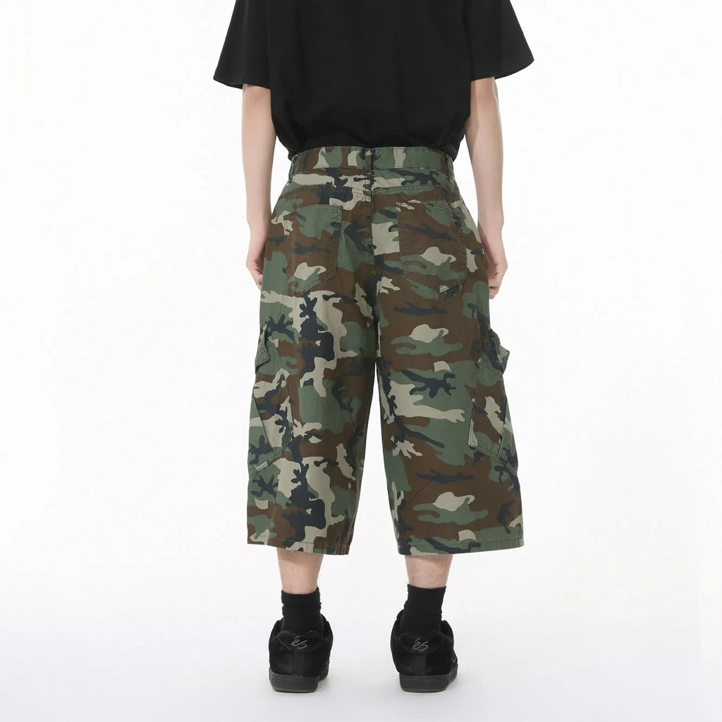 Men's loose wide-leg camouflage cropped cotton trousers with large side pockets.
