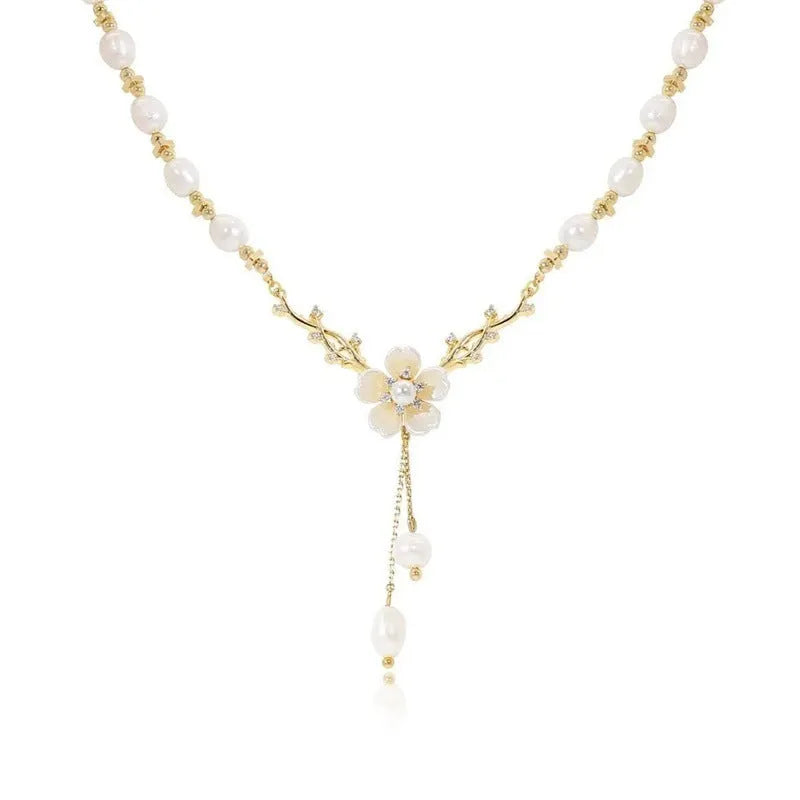 Alloy necklace with pearl flower Q9 colour and rose floral decoration on delicate chain