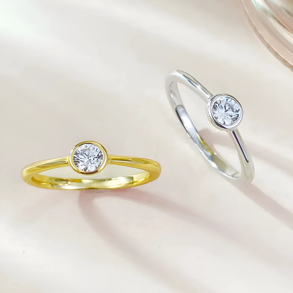Minimalist crown-shaped silver ring with linear detailing in R962 gold or platinum electroplated finish