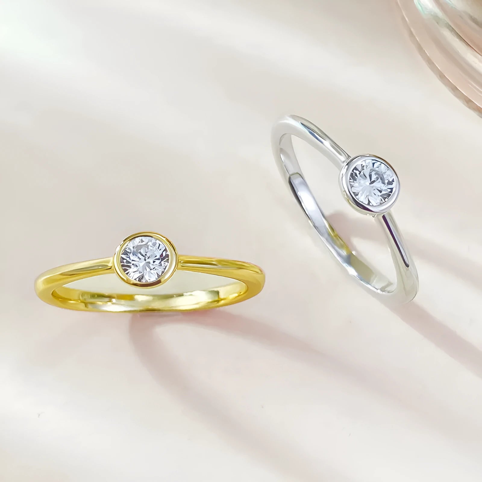 Minimalist crown-shaped silver ring with linear detailing in R962 gold or platinum electroplated finish