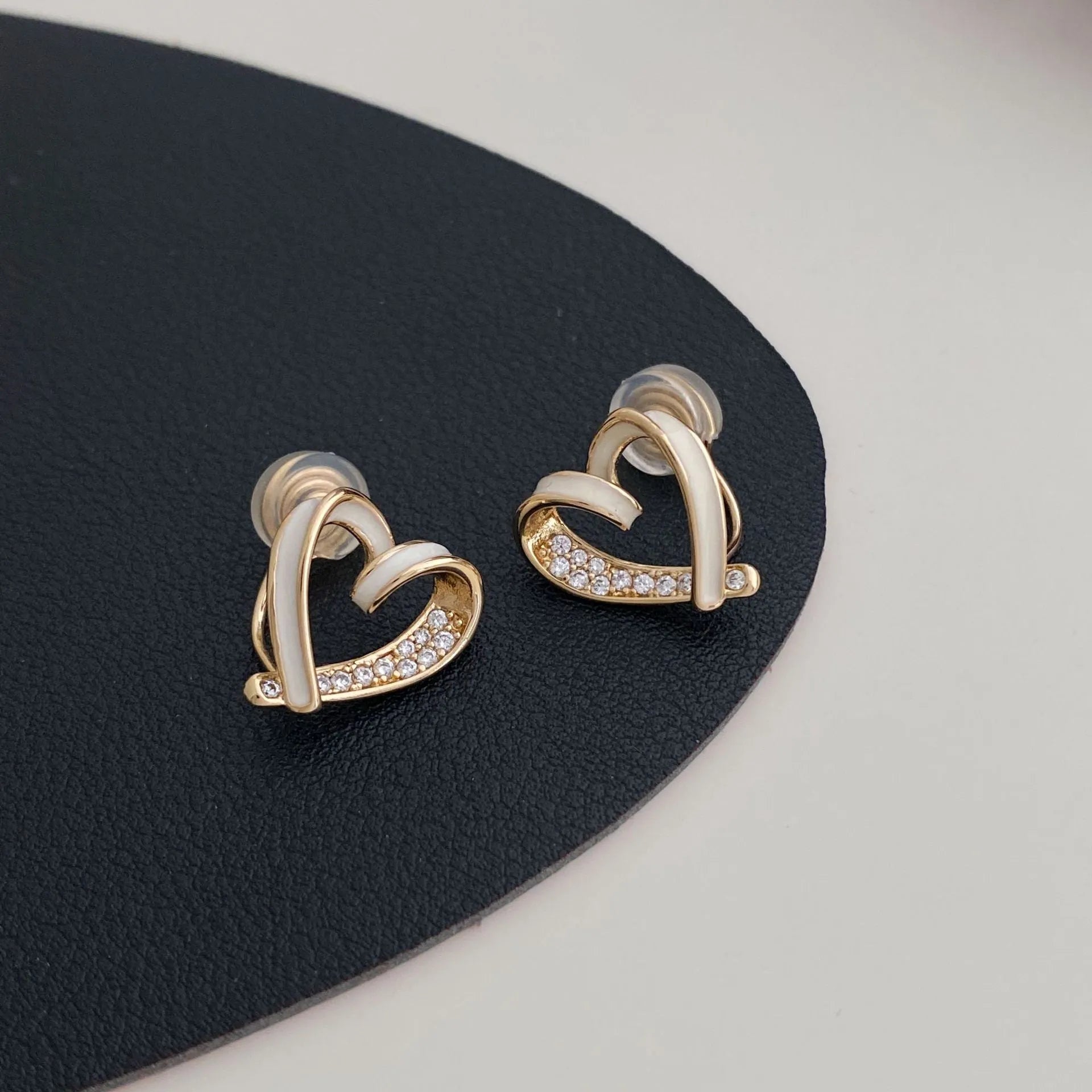 Micro-set zircon asymmetric heart earrings for women, copper base, white colour, ear clip style