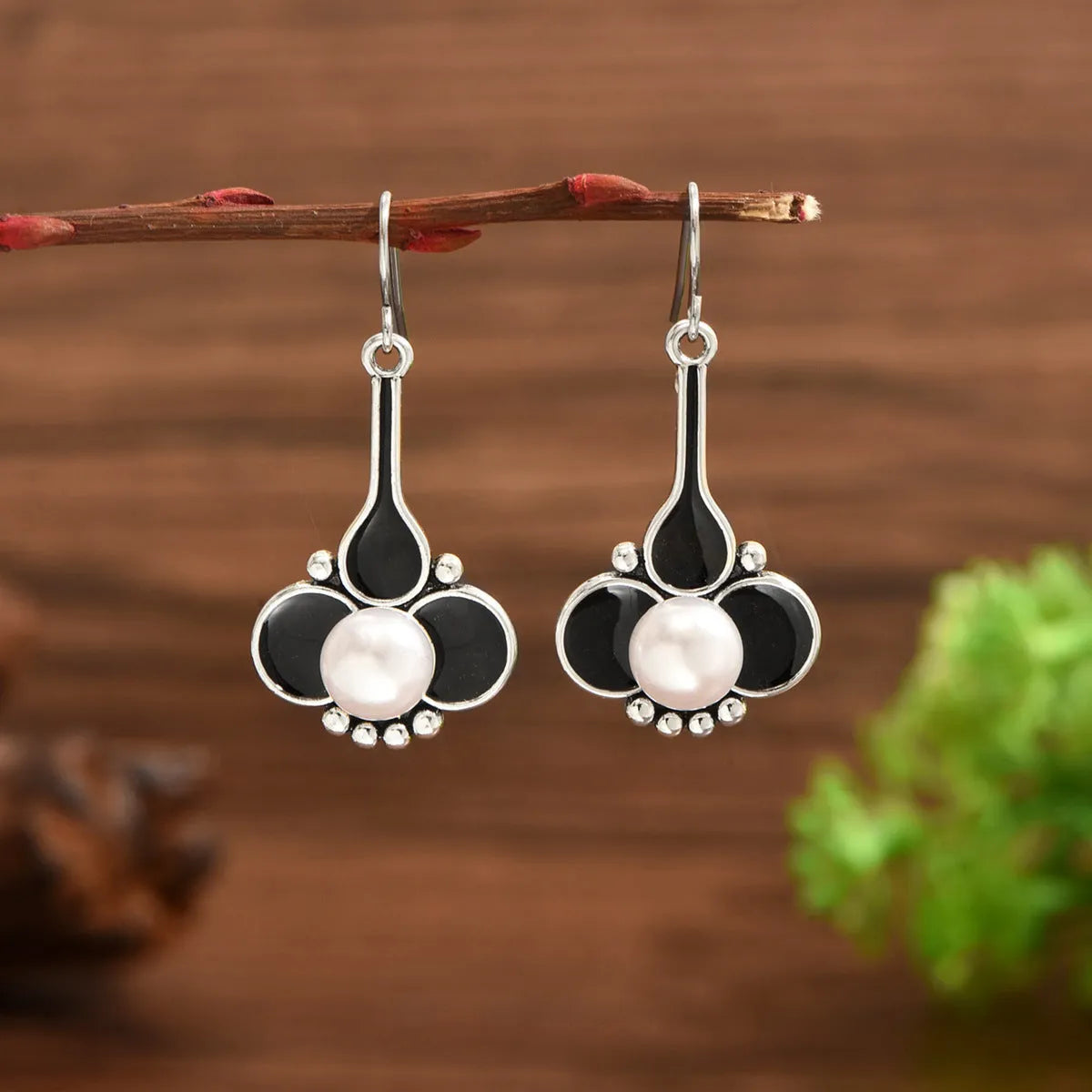 Silver retro fashion women's earrings with electroplated finish and alloy construction