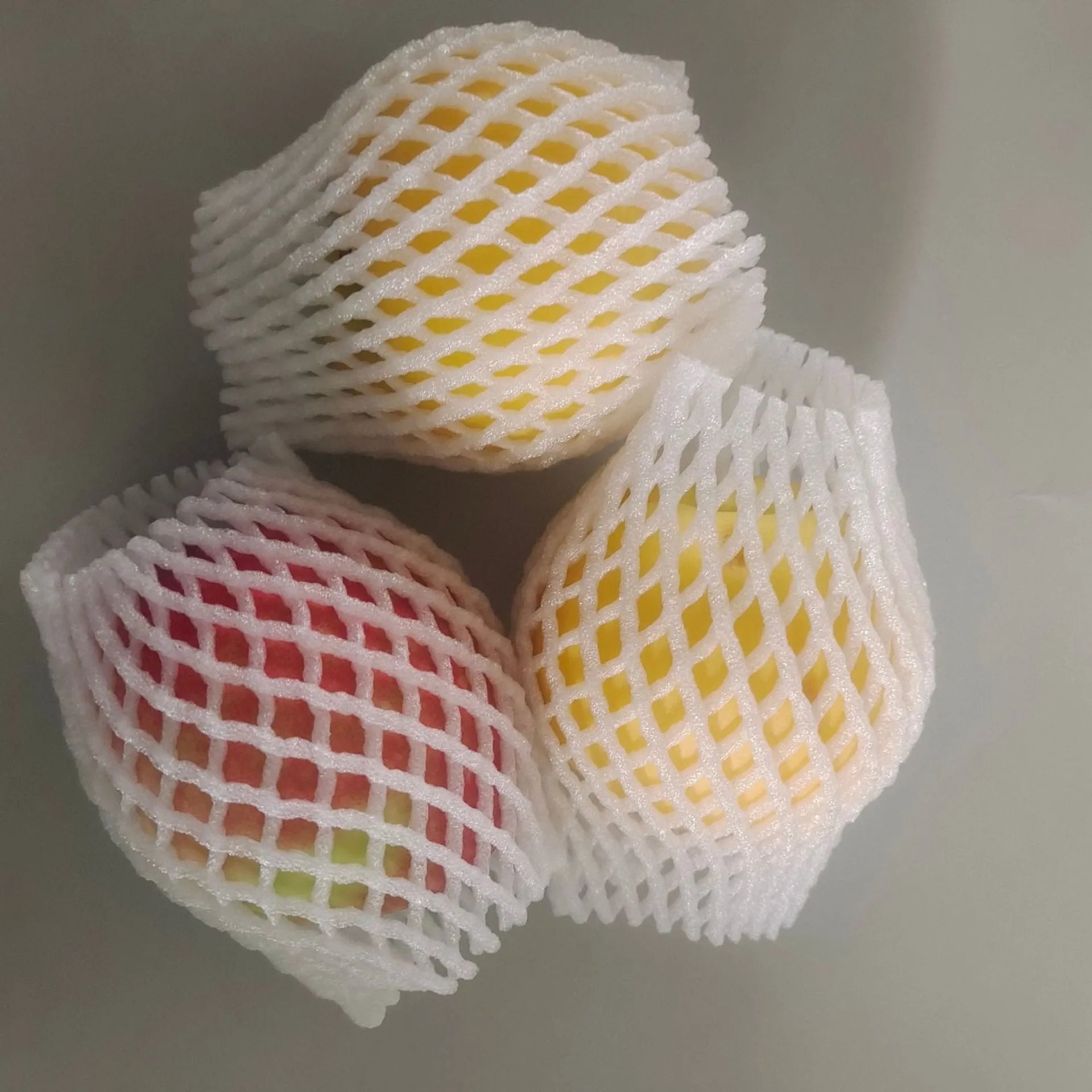 White foam mesh net protective cover for fruit, shown with size options from 6x5cm to 18x7cm.