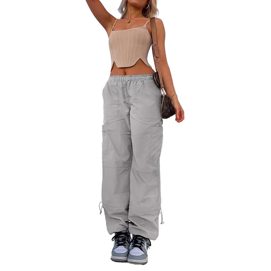 Man's loose-fitting straight-leg cargo pants in polyester with multiple pockets.