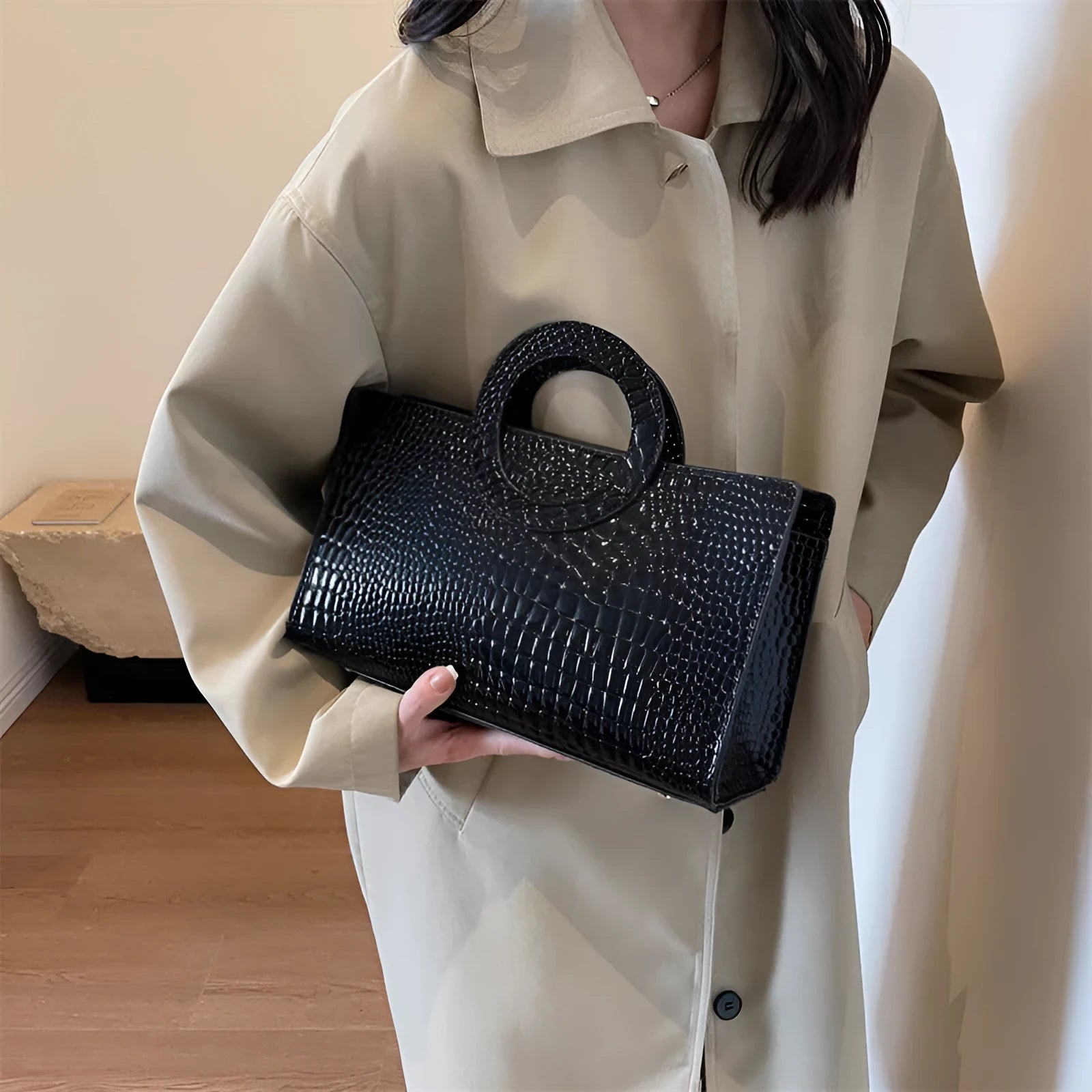 Retro woman's handbag in PU with crocodile pattern – horizontal square shape in beige