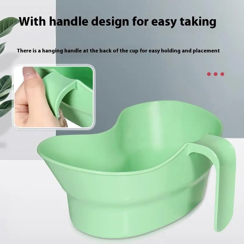 Green plastic patient gargle cup with handle for elderly and bedridden oral care