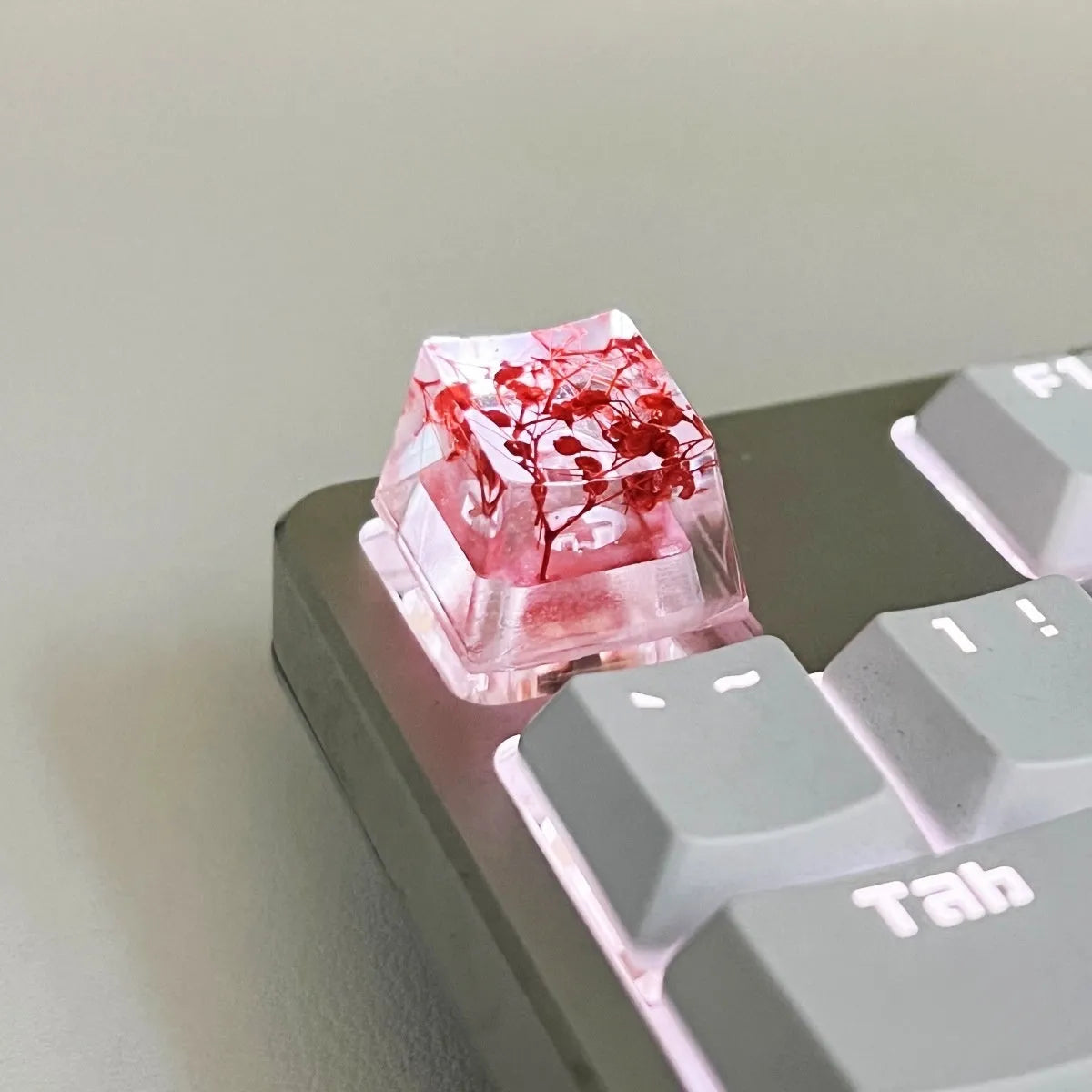 High transparency resin keycap with starry sky design for mechanical keyboards in four colours.