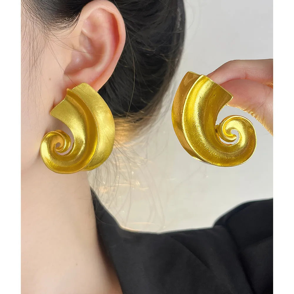 A pair of retro-style geometric ear studs in either gold or silver finish, measuring 5cm.