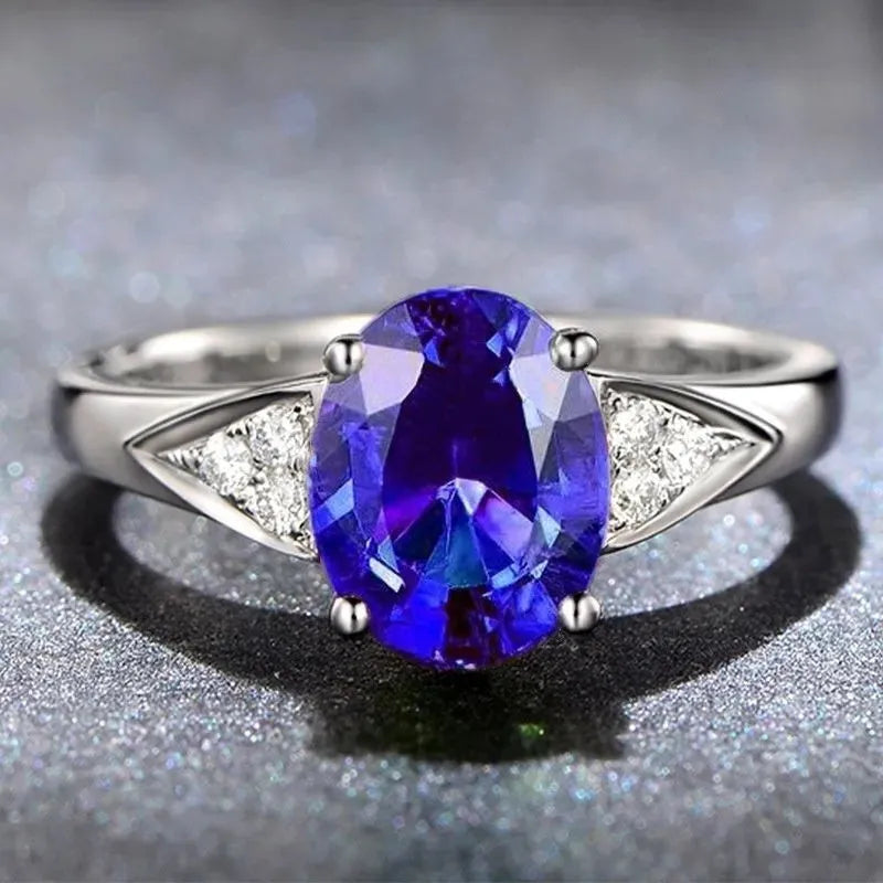 Women's ring with a choice of heart, water drop, or bell pattern in natural zircon, on a model's hand.