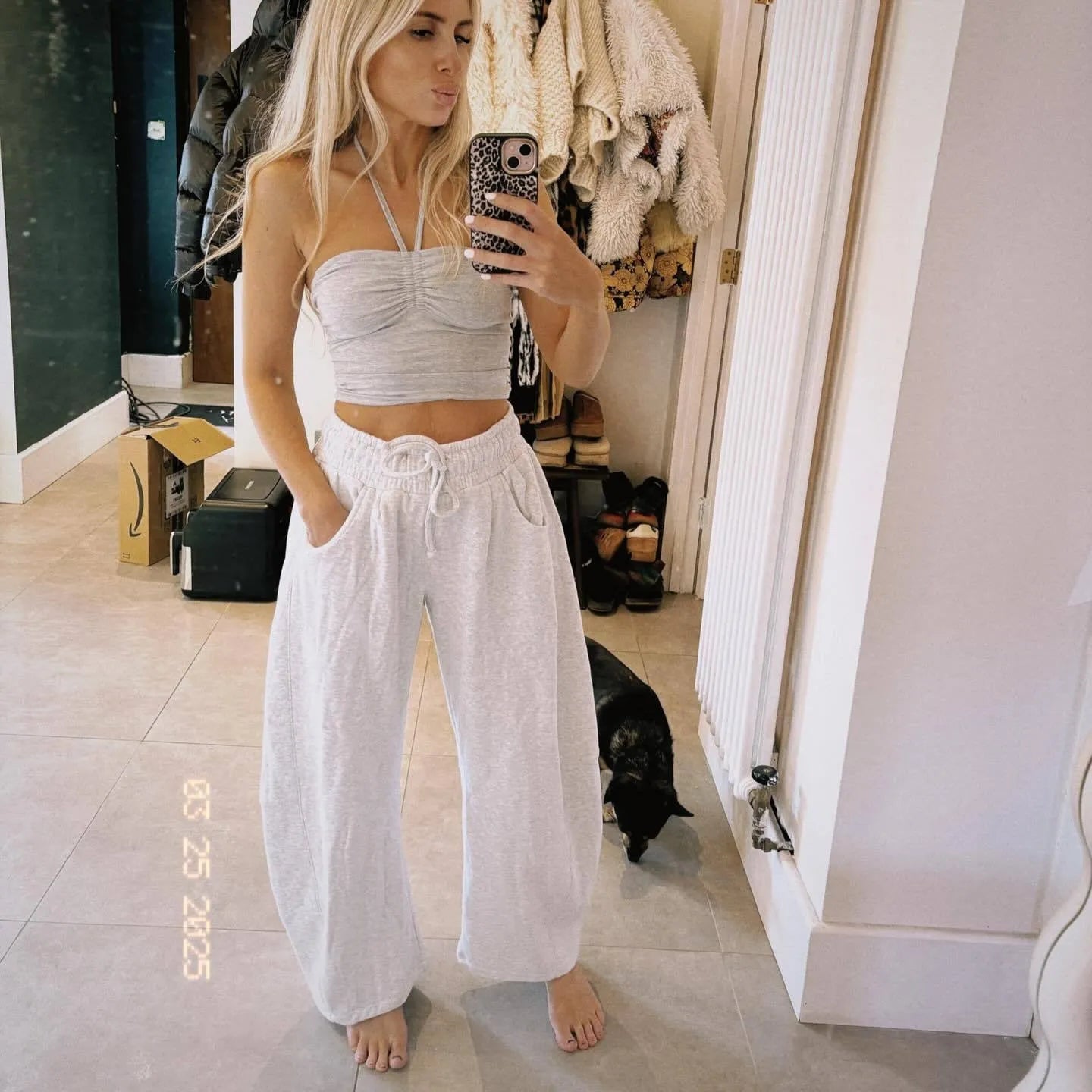 Loose cotton cropped sweatpants with elastic waistband in street fashion style