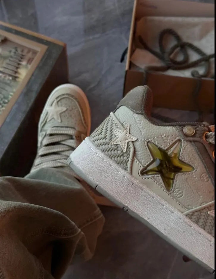 Green star pattern low-top casual shoes with rubber sole and laces