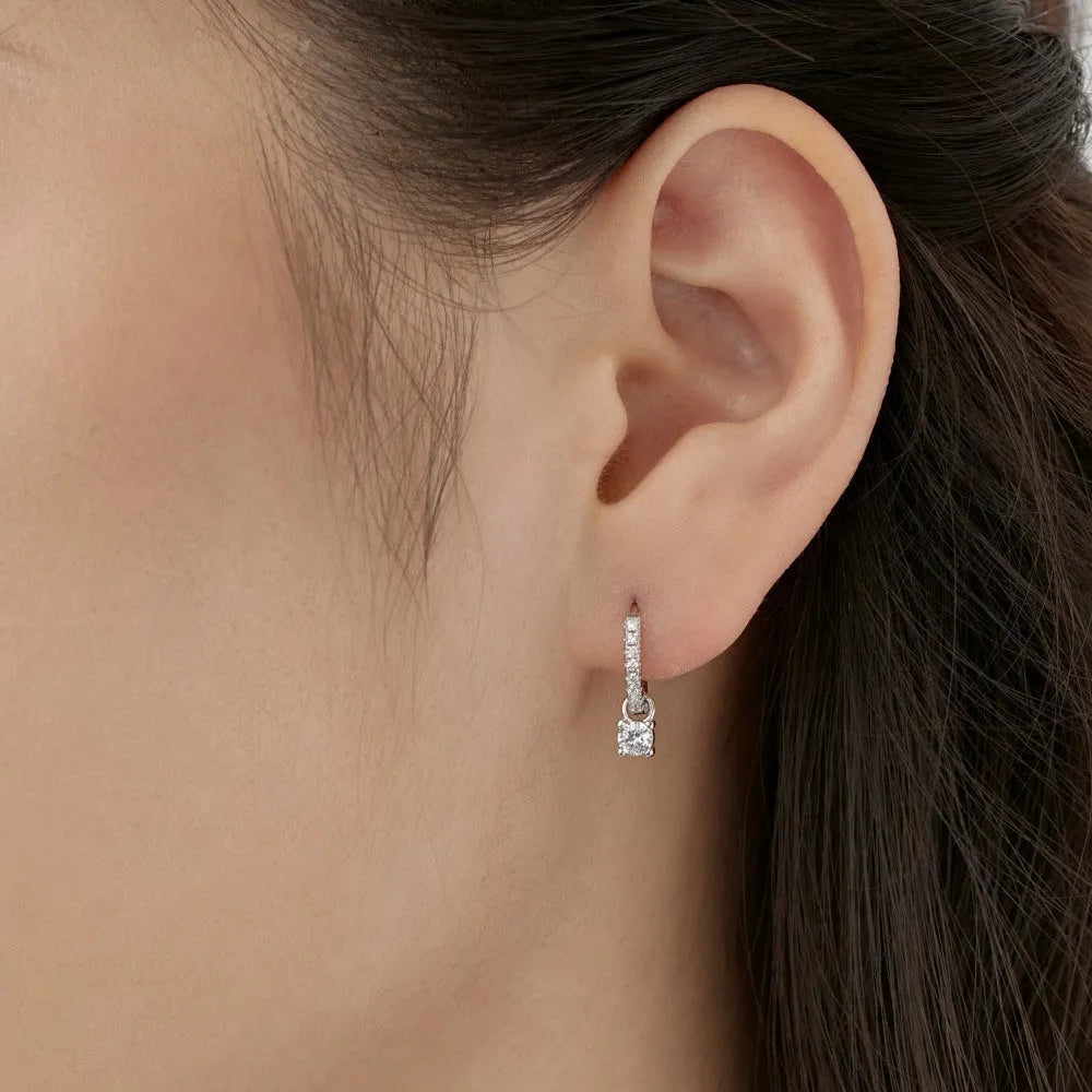 Round zirconium stud earrings in 925 silver with gold electroplated finish on woman