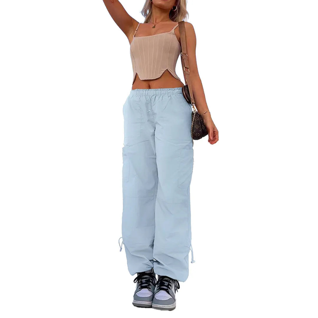Man's loose-fitting straight-leg cargo pants in polyester with multiple pockets.