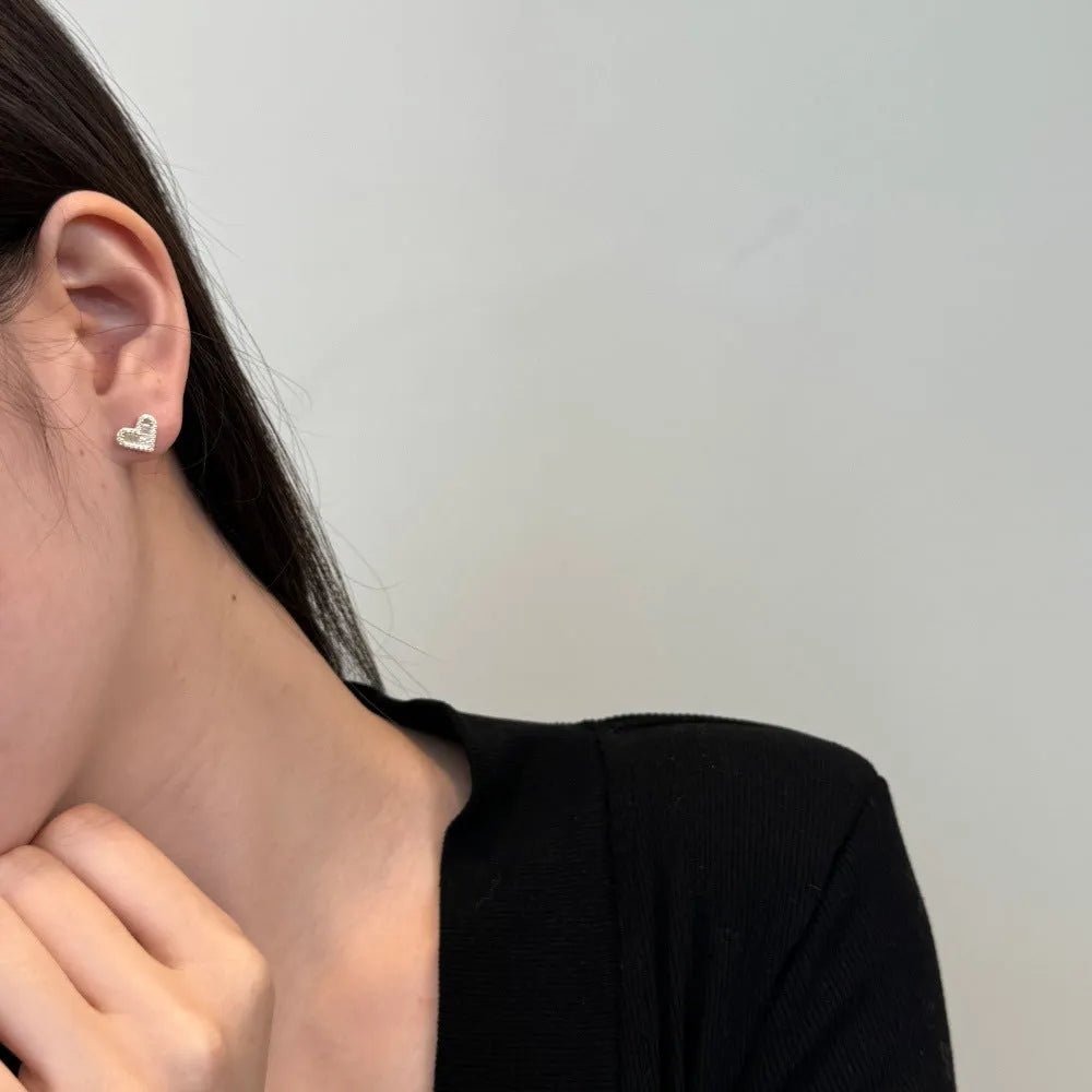 925 sterling silver heart-shaped stud earrings with rhinestone and zircon centre, electroplated, on white background