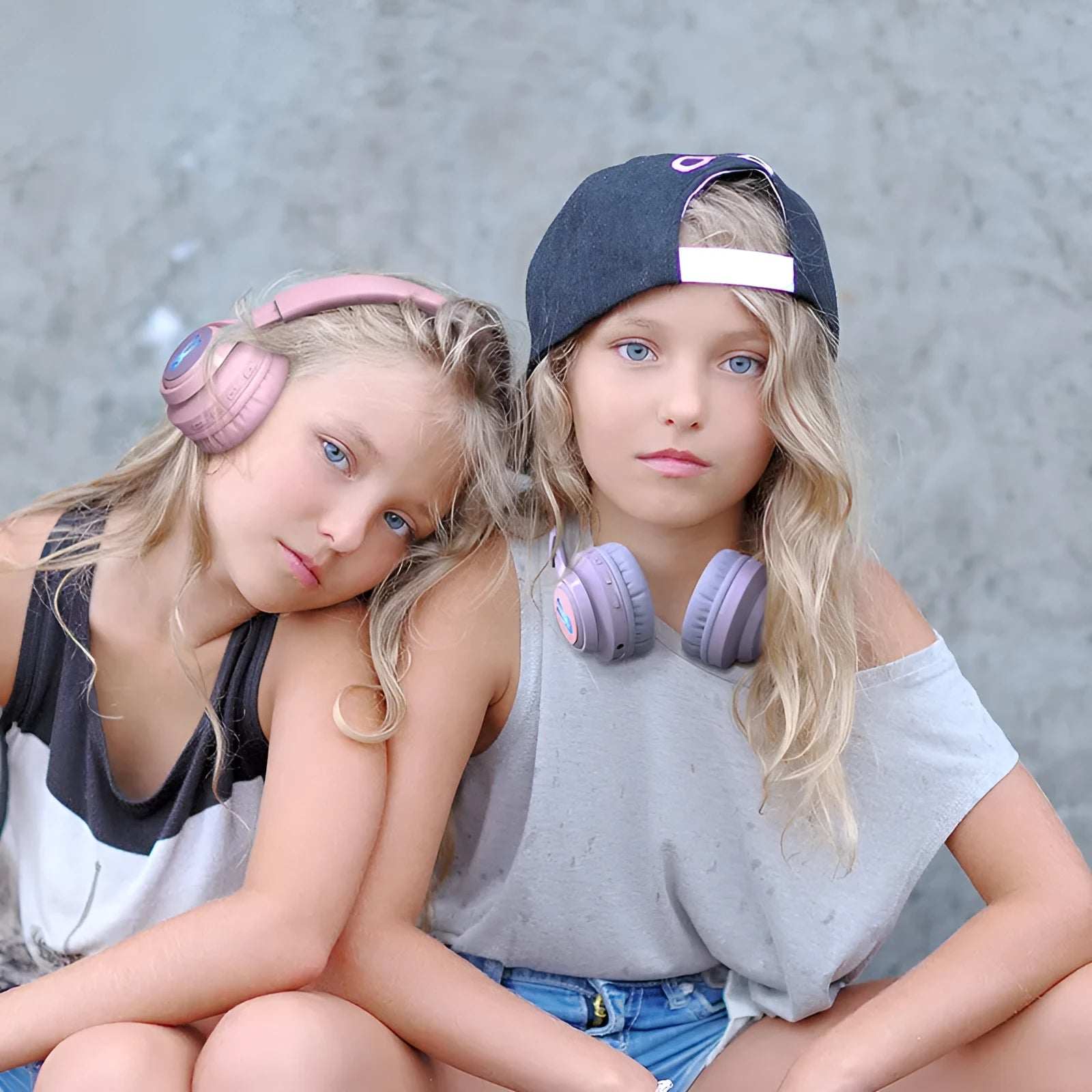 Wireless children's headphones with RGB lights in bunny pink colour