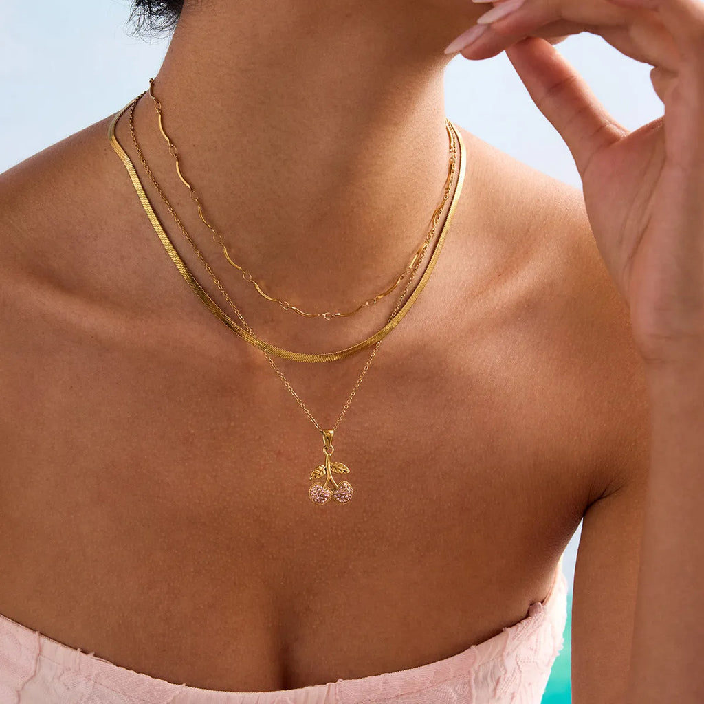 Titanium steel necklace with geometric pendant and blade chain in 18K stainless steel finish