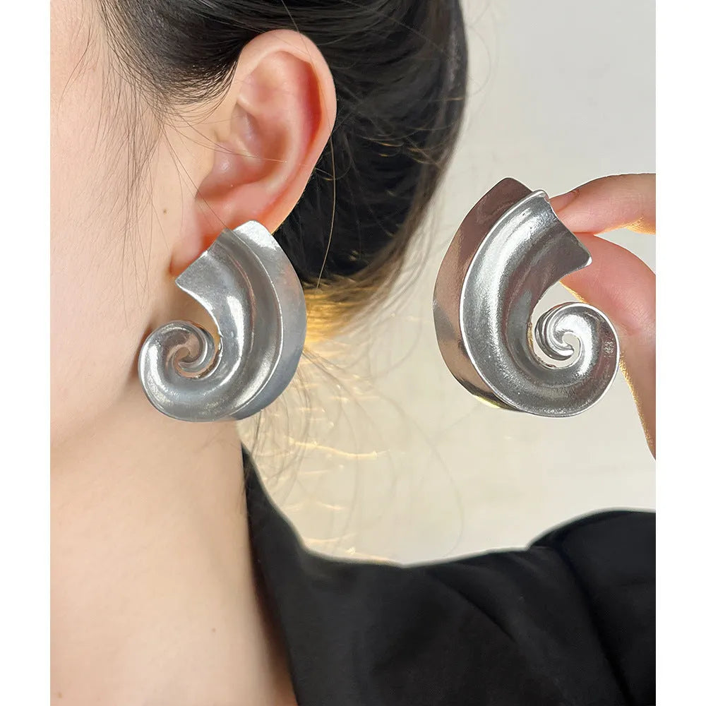 A pair of retro-style geometric ear studs in either gold or silver finish, measuring 5cm.