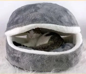 Removable hamburger-style pet nest in beige with zipper closure, size M 45x35 cm, fibre and PP cotton construction