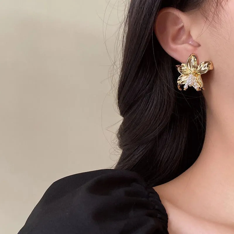 Golden H1795 colour metal flower pearl earrings with exaggerated design and Seiko treatment