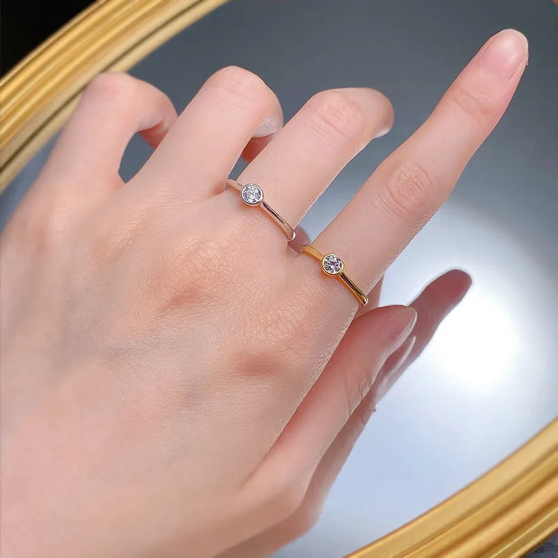 Minimalist crown-shaped silver ring with linear detailing in R962 gold or platinum electroplated finish