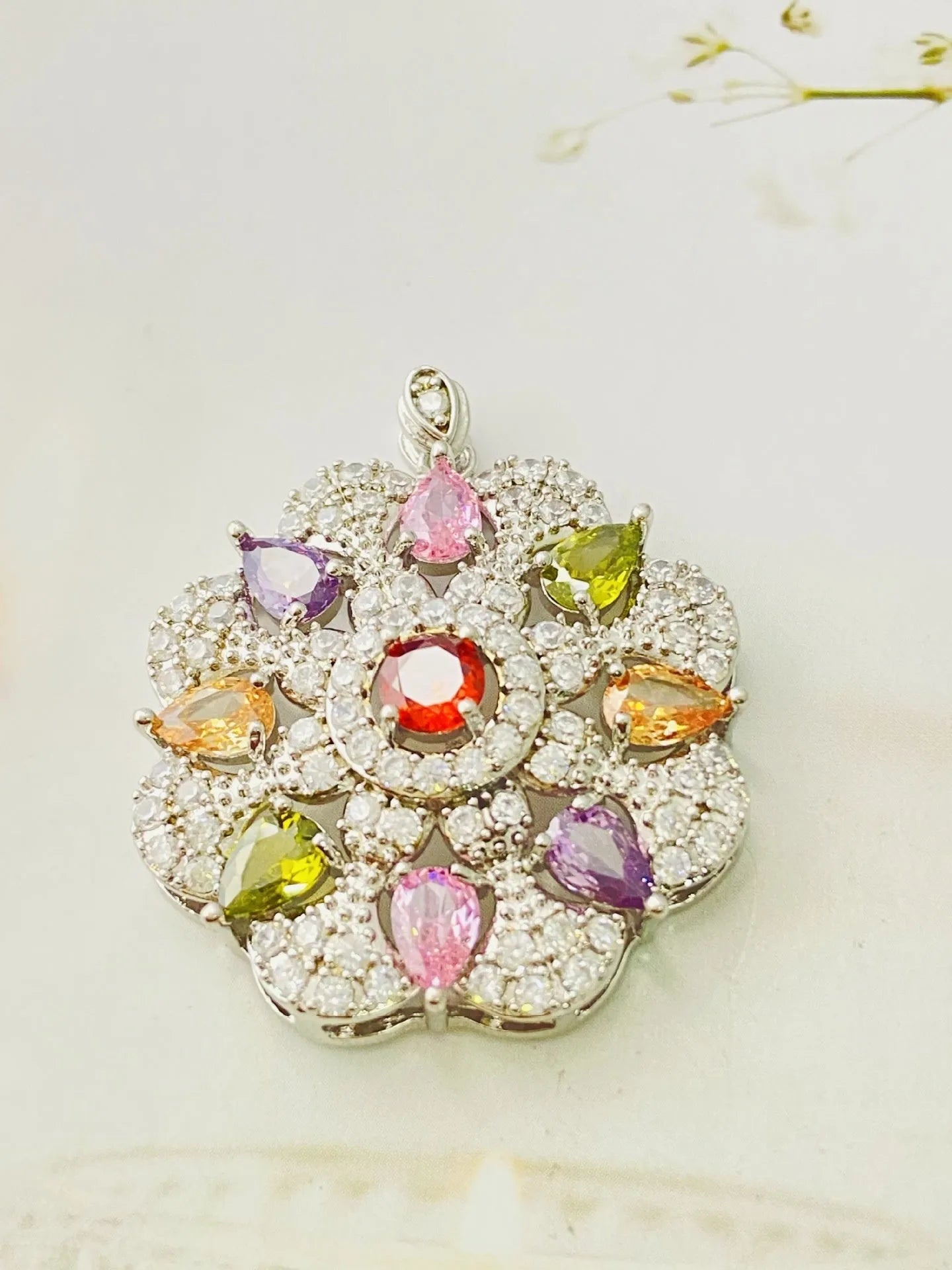 Women's zircon flower pendant necklace in gold, champagne gold or platinum colour with electroplated finish