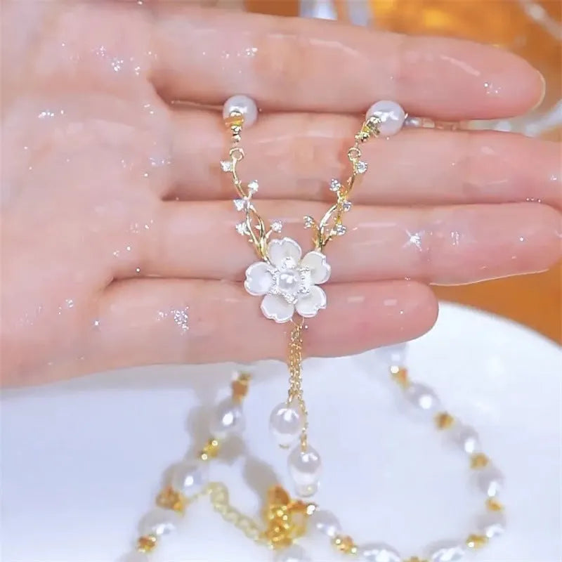 Alloy necklace with pearl flower Q9 colour and rose floral decoration on delicate chain