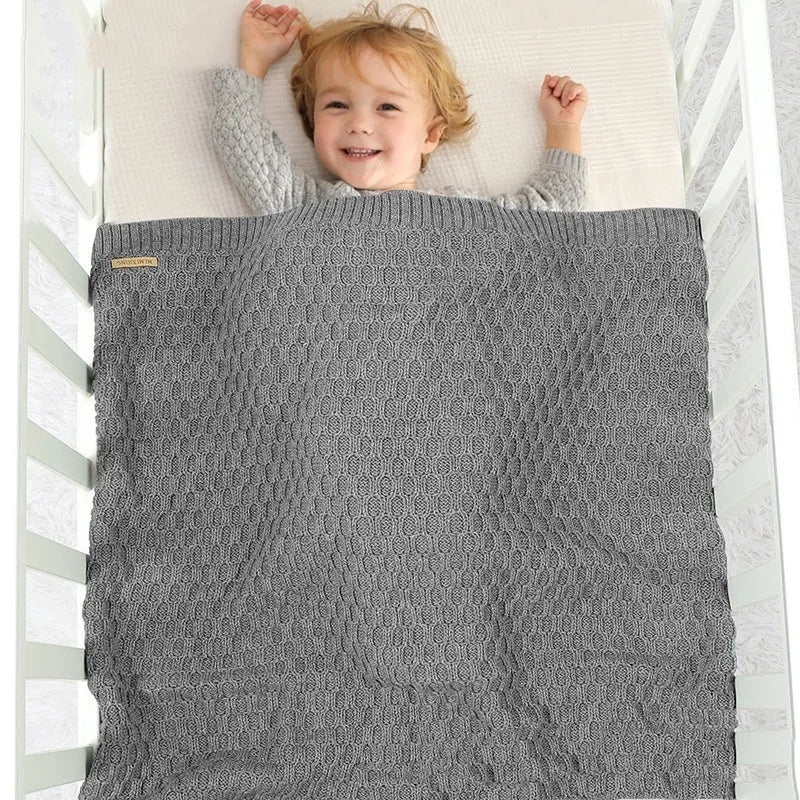 Solid-colour infant blanket with raised three-dimensional lines, shown in a light green colour.